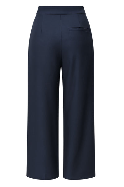 Pantalón de fit wide leg, pinzas frontales, cintura alta y cruce frontal con lazo amarrable lateral. Detalle de vivo posterior.