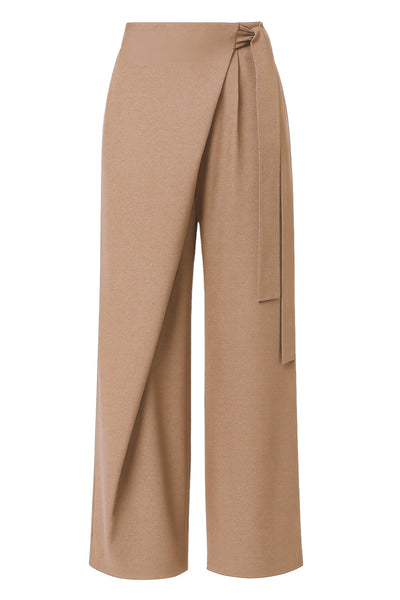 Pantalón de fit wide leg, pinzas frontales, cintura alta y cruce frontal con lazo amarrable lateral. Detalle de vivo posterior.