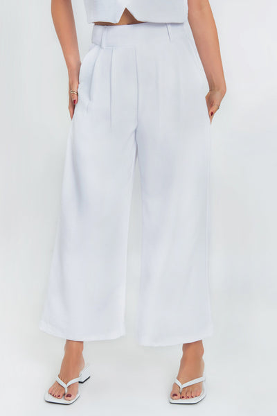 Pantalón ligero de fit culotte, bolsillos delanteros, pinzas frontales, cintura alta con trabillas y pretina elástica posterior.
