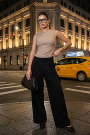 Pantalón wide leg de cintura alta con pretina, pinzas con detalle decorativo frontal, bolsillos delanteros, cierre frontal con broche y cremallera ocultos.