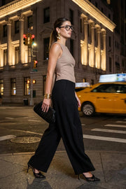 Pantalón wide leg de cintura alta con pretina, pinzas con detalle decorativo frontal, bolsillos delanteros, cierre frontal con broche y cremallera ocultos.