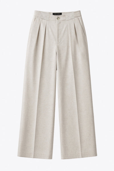 Pantalón de lino, fit wide leg, cintura alta con pretina y trabillas, pinzas frontales, bolsillos delanteros, detalle de raya frontal y posterior . Cierre frontal con botón y cremallera oculta.