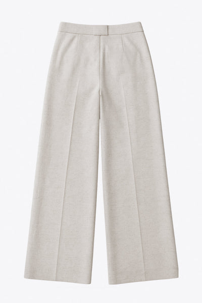 Pantalón de lino, fit wide leg, cintura alta con pretina y trabillas, pinzas frontales, bolsillos delanteros, detalle de raya frontal y posterior . Cierre frontal con botón y cremallera oculta.