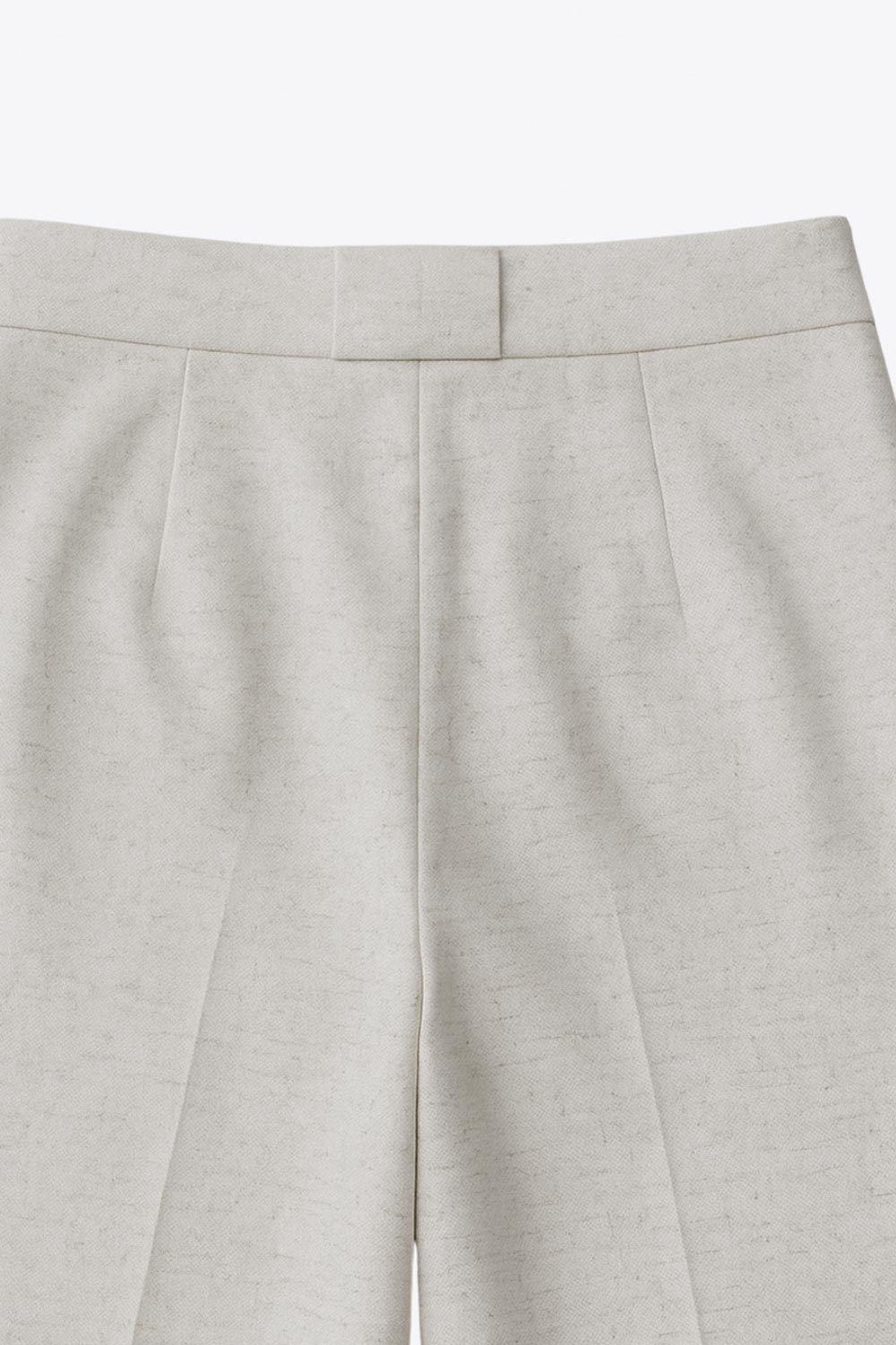 Pantalón de lino, fit wide leg, cintura alta con pretina y trabillas, pinzas frontales, bolsillos delanteros, detalle de raya frontal y posterior . Cierre frontal con botón y cremallera oculta.