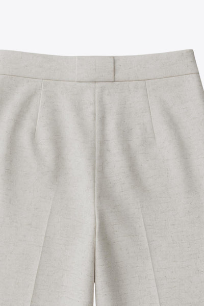 Pantalón de lino, fit wide leg, cintura alta con pretina y trabillas, pinzas frontales, bolsillos delanteros, detalle de raya frontal y posterior . Cierre frontal con botón y cremallera oculta.