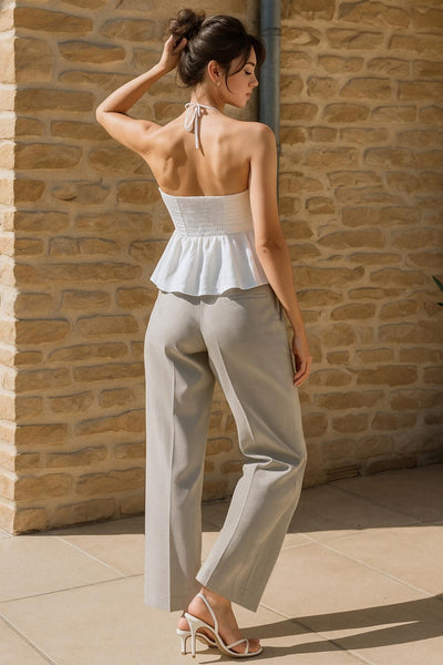 Pantalón de fit wide leg, cintura alta con pretina y trabillas, con bolsillos delanteros y vivo decorativo posterior. Detalle de raya frontal y posterior, cierre con botón y cremallera oculta.