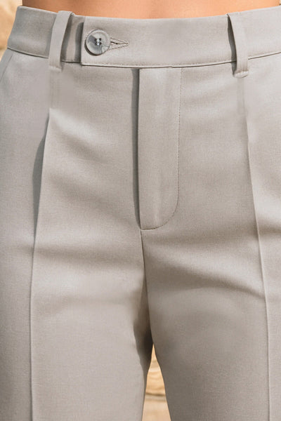 Pantalón de fit wide leg, cintura alta con pretina y trabillas, con bolsillos delanteros y vivo decorativo posterior. Detalle de raya frontal y posterior, cierre con botón y cremallera oculta.