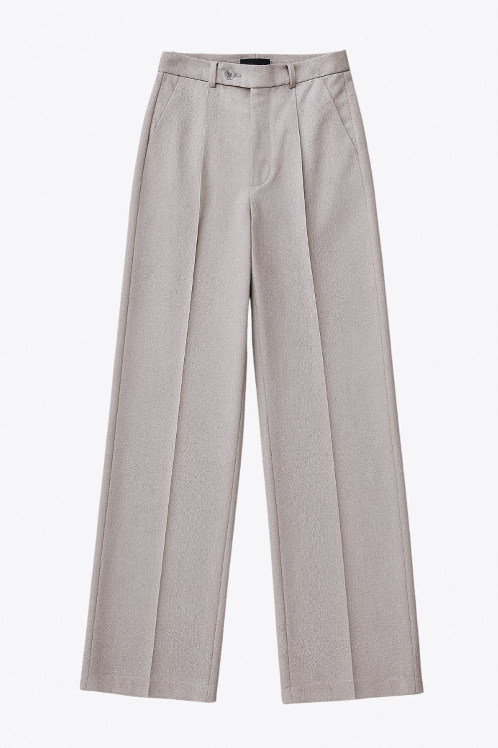 Pantalón de fit wide leg, cintura alta con pretina y trabillas, con bolsillos delanteros y vivo decorativo posterior. Detalle de raya frontal y posterior, cierre con botón y cremallera oculta.