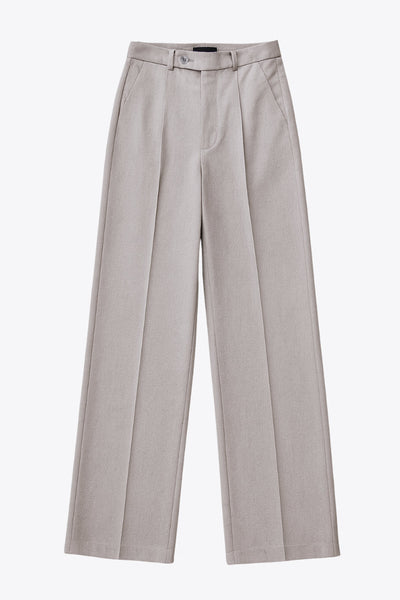 Pantalón de fit wide leg, cintura alta con pretina y trabillas, con bolsillos delanteros y vivo decorativo posterior. Detalle de raya frontal y posterior, cierre con botón y cremallera oculta.