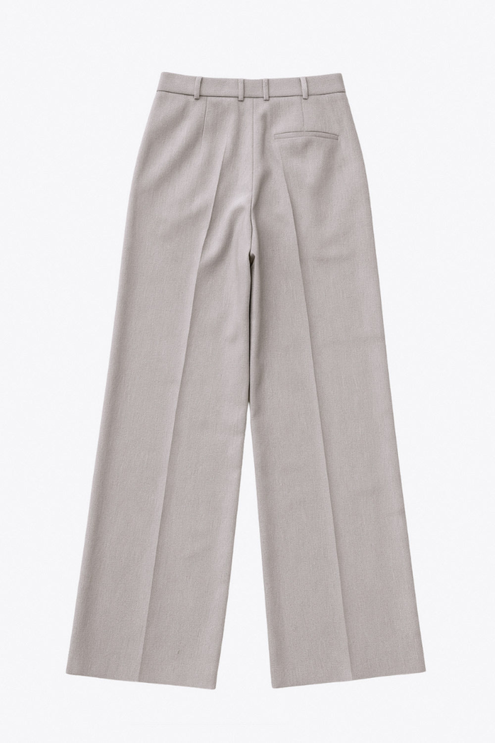 Pantalón de fit wide leg, cintura alta con pretina y trabillas, con bolsillos delanteros y vivo decorativo posterior. Detalle de raya frontal y posterior, cierre con botón y cremallera oculta.