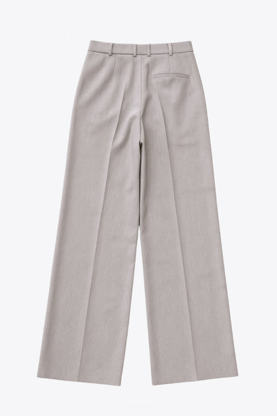 Pantalón de fit wide leg, cintura alta con pretina y trabillas, con bolsillos delanteros y vivo decorativo posterior. Detalle de raya frontal y posterior, cierre con botón y cremallera oculta.