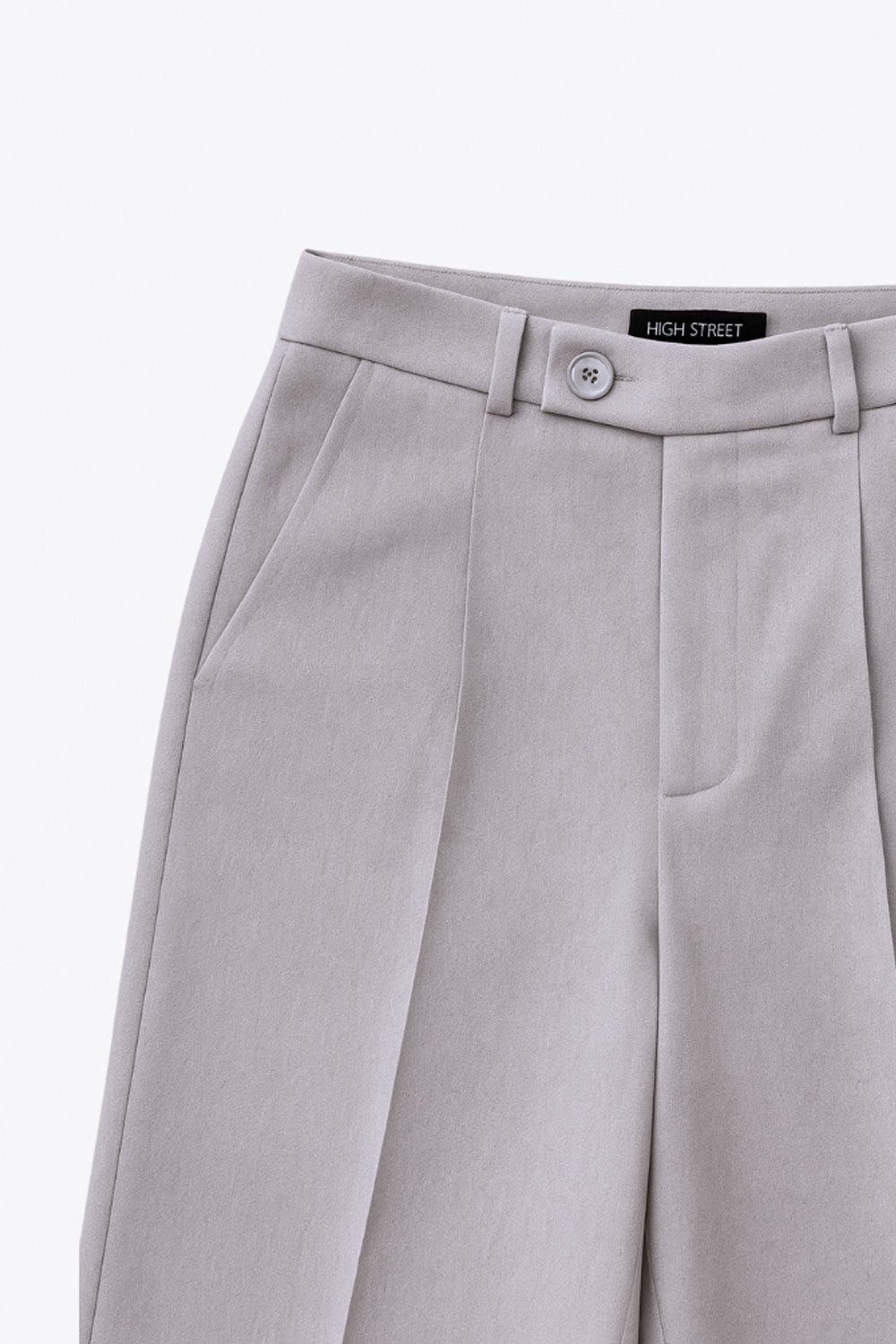 Pantalón de fit wide leg, cintura alta con pretina y trabillas, con bolsillos delanteros y vivo decorativo posterior. Detalle de raya frontal y posterior, cierre con botón y cremallera oculta.