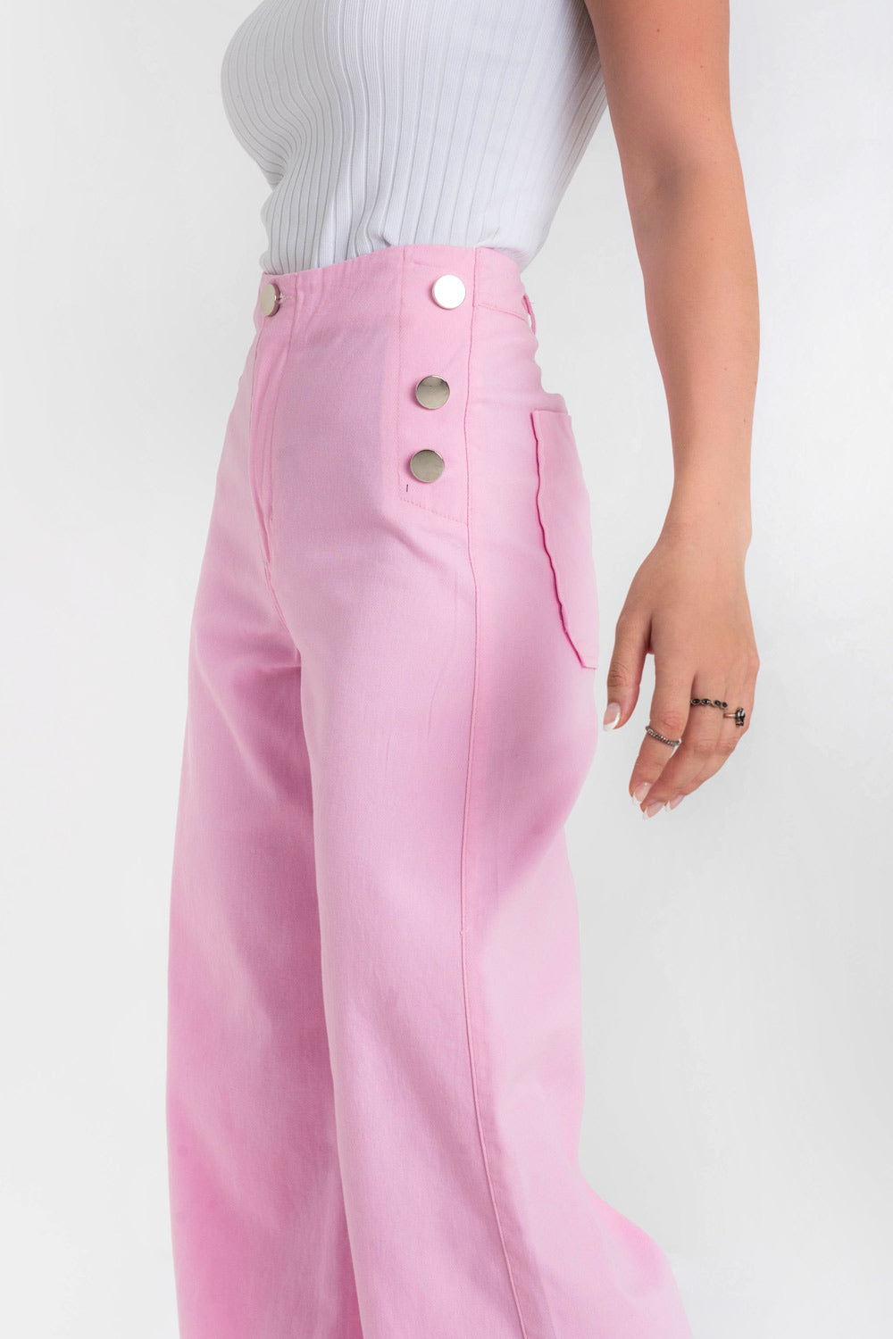 Pantalón ajustado de fit culotte, cintura alta, botones marineros decorativos en contraste y bolsillos posteriores de parche. Cierre frontal con botón en contraste y cremallera oculta.
