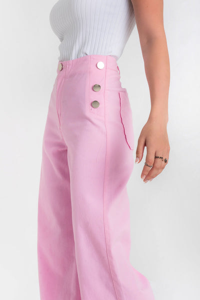 Pantalón ajustado de fit culotte, cintura alta, botones marineros decorativos en contraste y bolsillos posteriores de parche. Cierre frontal con botón en contraste y cremallera oculta.
