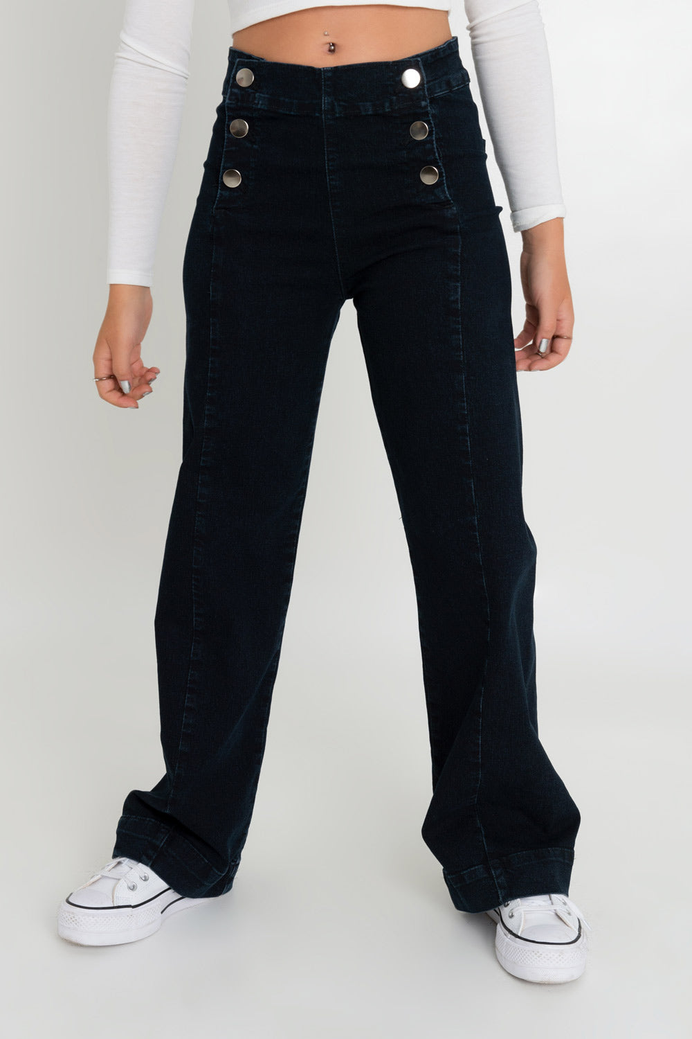Pantalón marinero denim de fit flare, cintura alta con pretina, cierre frontal con botones en contraste y bolsillos traseros de parche. Detalle de raya frontal y pinzas posteriores.