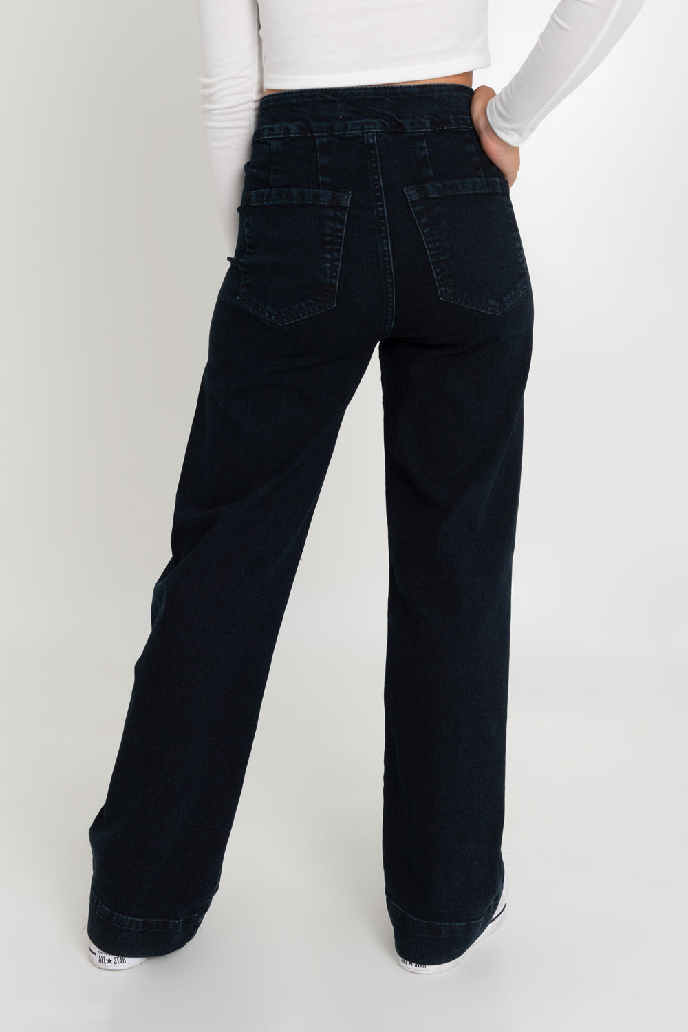 Pantalón marinero denim de fit flare, cintura alta con pretina, cierre frontal con botones en contraste y bolsillos traseros de parche. Detalle de raya frontal y pinzas posteriores.