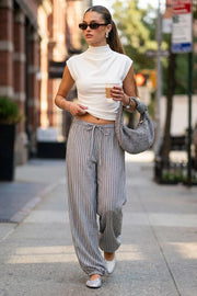 Pantalón de fit balloon, estampado rayas, cintura alta con pretina elástica y jareta frontal ajustable, bolsillos delanteros y rib elástico en bajo.