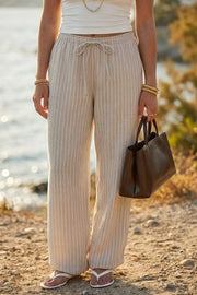 Pantalón de fit balloon, estampado rayas, cintura alta con pretina elástica y jareta frontal ajustable, bolsillos delanteros y rib elástico en bajo.