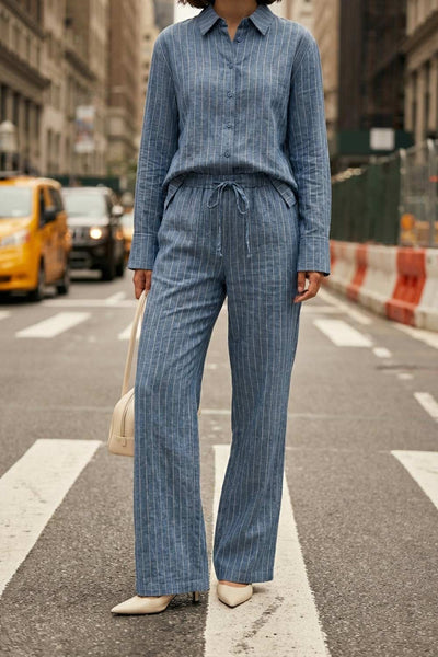 Pantalón fluido de estampado rayas, fit recto, cintura alta con pretina elástica y jareta frontal ajustable.