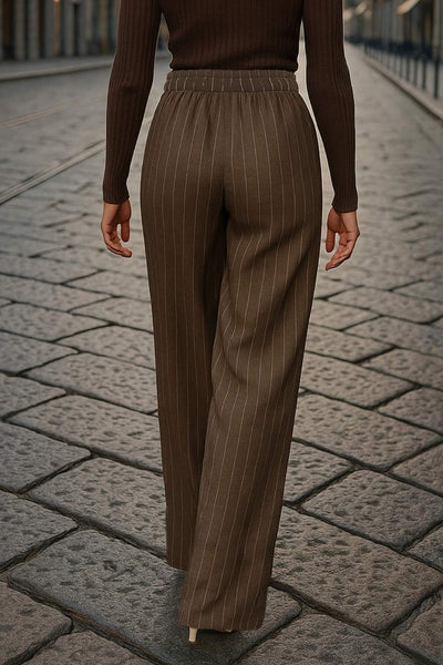 Pantalón fluido de estampado rayas, fit recto, cintura alta con pretina elástica y jareta frontal ajustable.