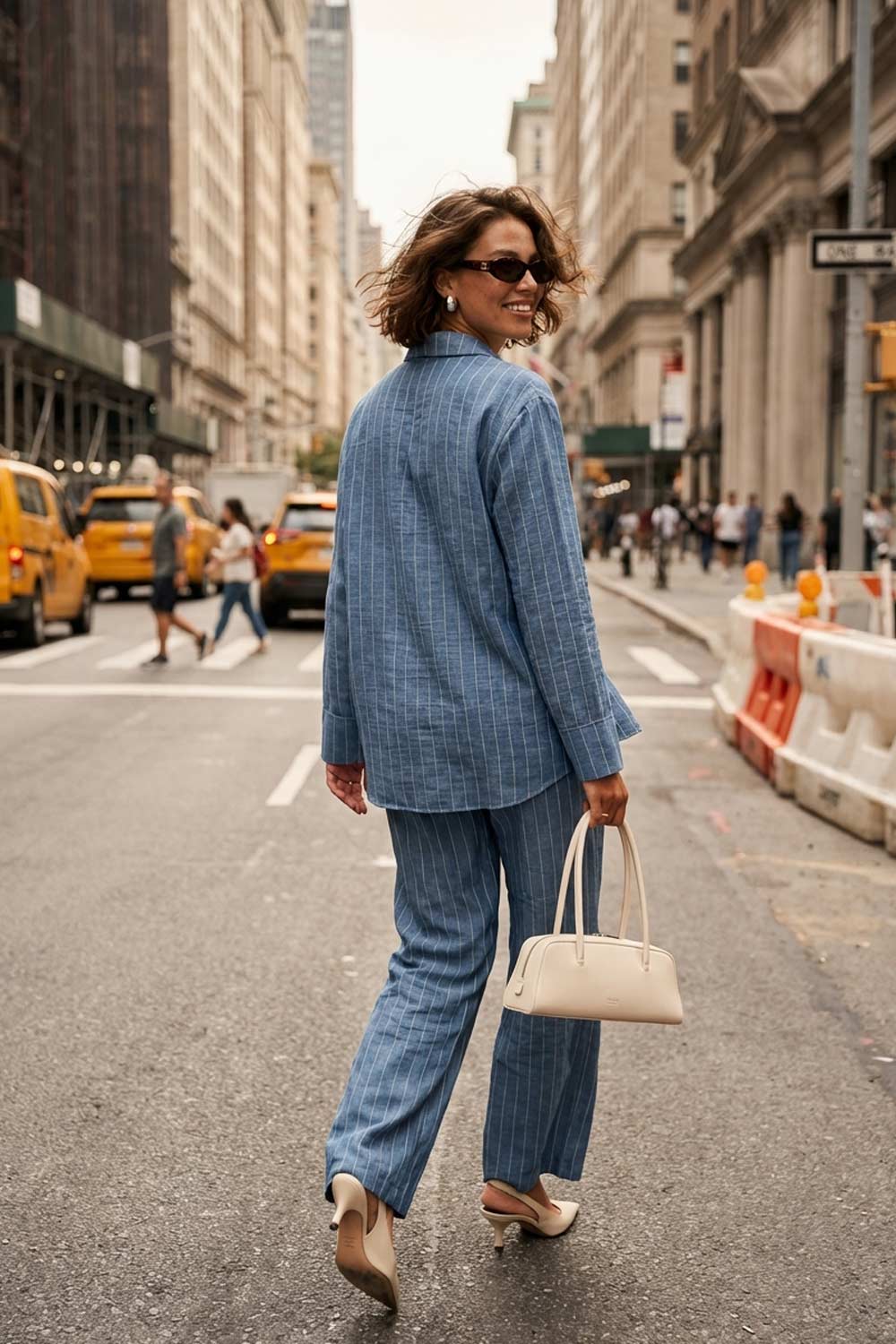 Pantalón fluido de estampado rayas, fit recto, cintura alta con pretina elástica y jareta frontal ajustable.