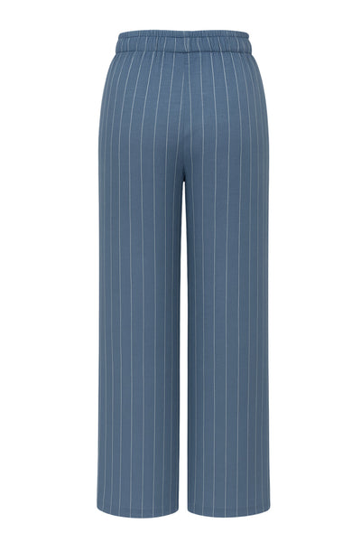 Pantalón fluido de estampado rayas, fit recto, cintura alta con pretina elástica y jareta frontal ajustable.