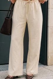 Pantalón de lino, fit recto, estampado rayas, cintura media con pretina elástica y jareta frontal ajustable.