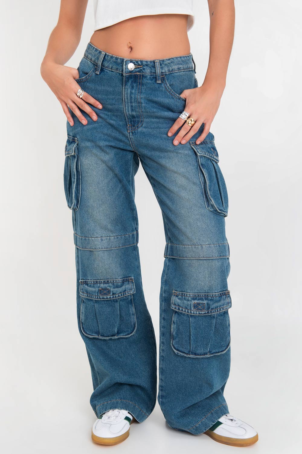 Pantalón multipocket cargo de denim, cintura alta con pretina y trabillas, de fit wide leg, bolsillos delanteros, laterales cargo y posteriores decorativos con cartera. Detalle cortes con costura en rodilla, cierre frontal con botón y cremallera oculta.