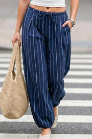 Pantalón de fit balloon, estampado rayas, pinzas con cortes frontales, cintura alta con pretina elástica y jareta frontal ajustable, bolsillos delanteros y pinzas en bajo.