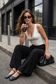 Pantalón fit barrel de cintura media con pretina elástica, jareta frontal ajustable y rib elástico en bajo.