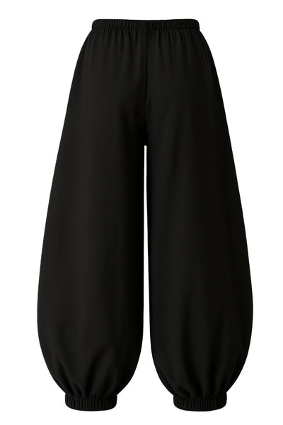 Pantalón fit barrel de cintura media con pretina elástica, jareta frontal ajustable y rib elástico en bajo.