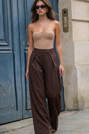 Pantalón wide leg de cintura alta con pretina y trabillas, pinzas con detalle decorativo frontal, bolsillos delanteros y vivos decorativos posteriores. Cierre frontal con broche y cremallera ocultos.