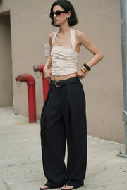 Pantalón wide leg de cintura alta con pretina y trabillas, pinzas con detalle decorativo frontal, bolsillos delanteros y vivos decorativos posteriores. Cierre frontal con broche y cremallera ocultos.