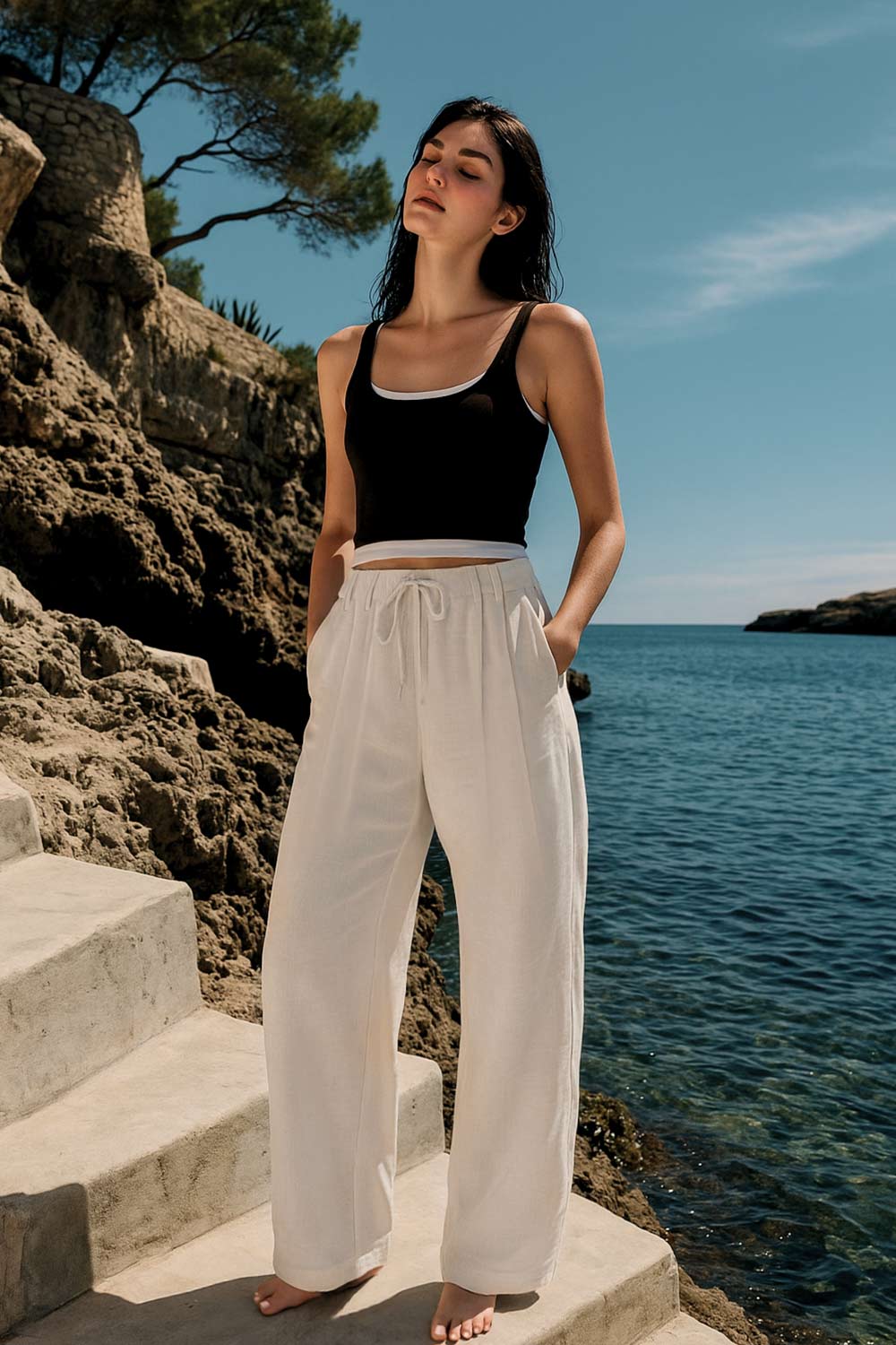 Pantalón de fit wide leg, doble pinza frontal, bolsillos delanteros, vivo decorativo posterior, cintura alta con pretina, trabillas y jareta frontal ajustable. Detalle de raya frontal, posterior, cierre con broche y cremallera ocultos.