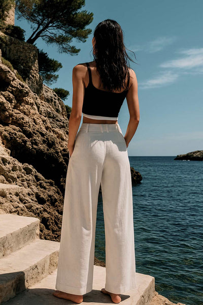 Pantalón de fit wide leg, doble pinza frontal, bolsillos delanteros, vivo decorativo posterior, cintura alta con pretina, trabillas y jareta frontal ajustable. Detalle de raya frontal, posterior, cierre con broche y cremallera ocultos.