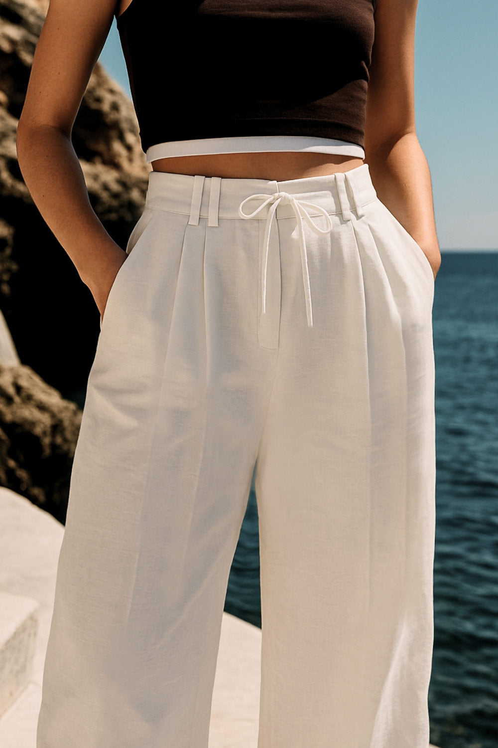 Pantalón de fit wide leg, doble pinza frontal, bolsillos delanteros, vivo decorativo posterior, cintura alta con pretina, trabillas y jareta frontal ajustable. Detalle de raya frontal, posterior, cierre con broche y cremallera ocultos.