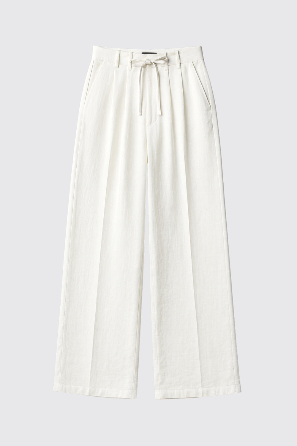 Pantalón de fit wide leg, doble pinza frontal, bolsillos delanteros, vivo decorativo posterior, cintura alta con pretina, trabillas y jareta frontal ajustable. Detalle de raya frontal, posterior, cierre con broche y cremallera ocultos.