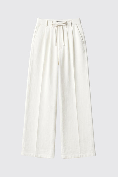 Pantalón de fit wide leg, doble pinza frontal, bolsillos delanteros, vivo decorativo posterior, cintura alta con pretina, trabillas y jareta frontal ajustable. Detalle de raya frontal, posterior, cierre con broche y cremallera ocultos.