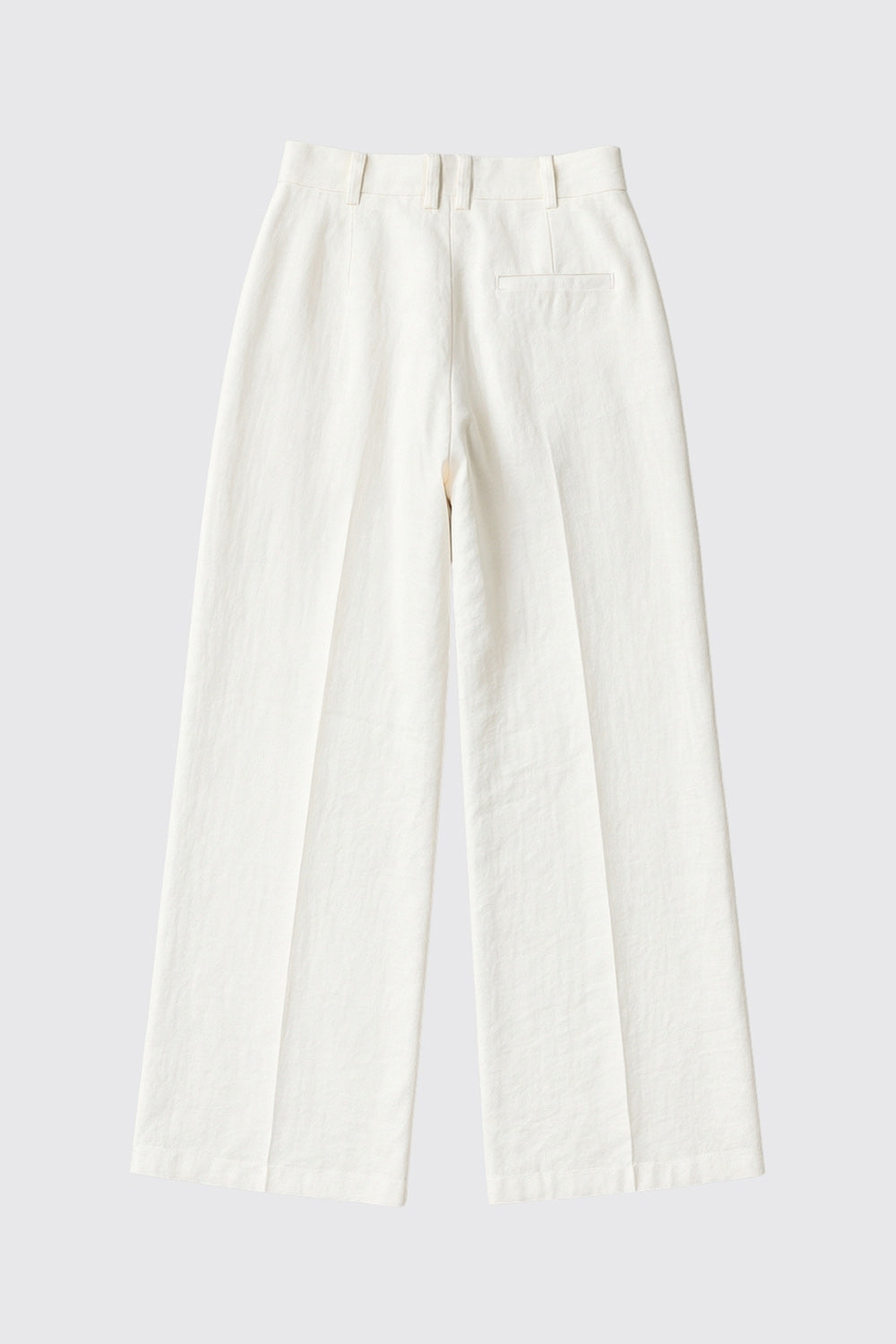 Pantalón de fit wide leg, doble pinza frontal, bolsillos delanteros, vivo decorativo posterior, cintura alta con pretina, trabillas y jareta frontal ajustable. Detalle de raya frontal, posterior, cierre con broche y cremallera ocultos.