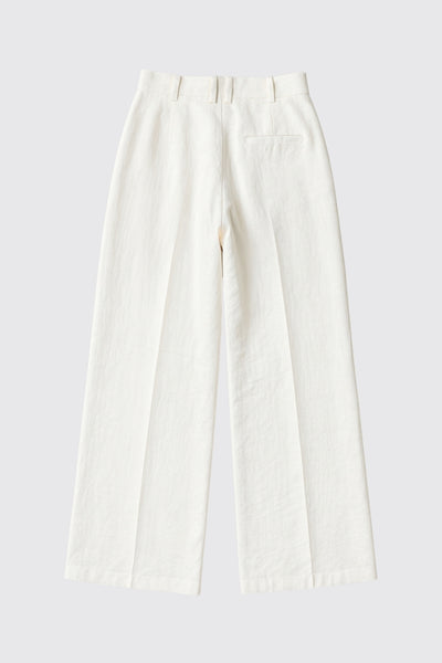 Pantalón de fit wide leg, doble pinza frontal, bolsillos delanteros, vivo decorativo posterior, cintura alta con pretina, trabillas y jareta frontal ajustable. Detalle de raya frontal, posterior, cierre con broche y cremallera ocultos.