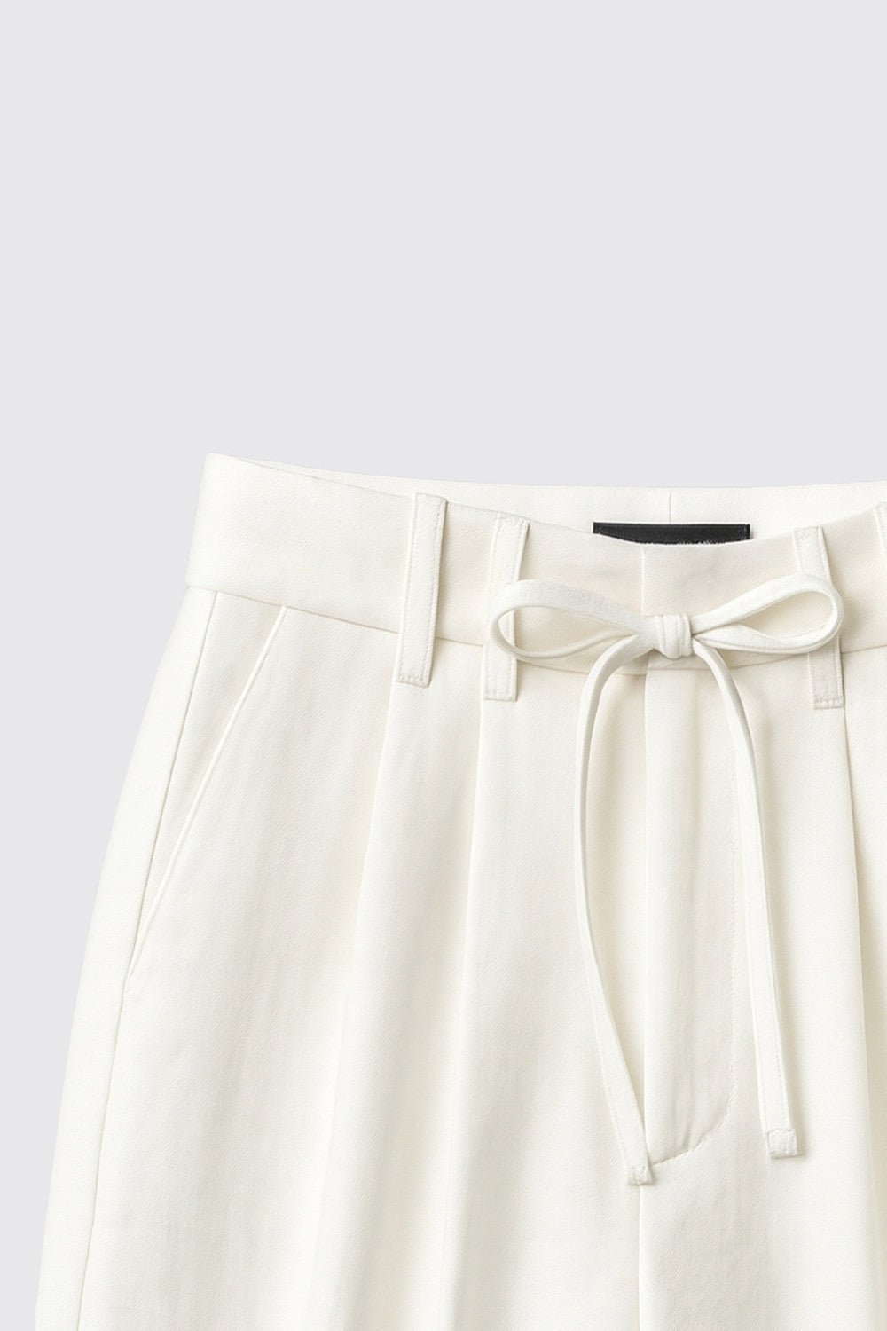 Pantalón de fit wide leg, doble pinza frontal, bolsillos delanteros, vivo decorativo posterior, cintura alta con pretina, trabillas y jareta frontal ajustable. Detalle de raya frontal, posterior, cierre con broche y cremallera ocultos.