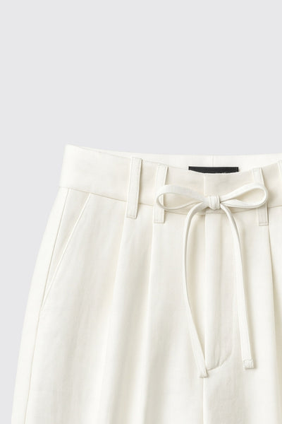 Pantalón de fit wide leg, doble pinza frontal, bolsillos delanteros, vivo decorativo posterior, cintura alta con pretina, trabillas y jareta frontal ajustable. Detalle de raya frontal, posterior, cierre con broche y cremallera ocultos.