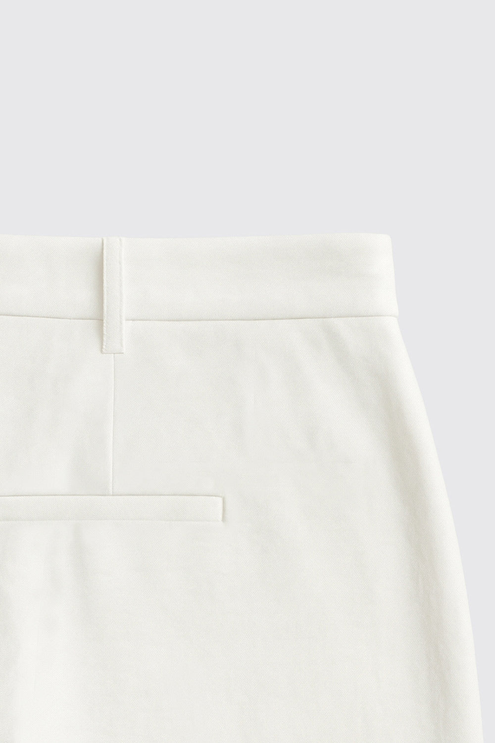 Pantalón de fit wide leg, doble pinza frontal, bolsillos delanteros, vivo decorativo posterior, cintura alta con pretina, trabillas y jareta frontal ajustable. Detalle de raya frontal, posterior, cierre con broche y cremallera ocultos.