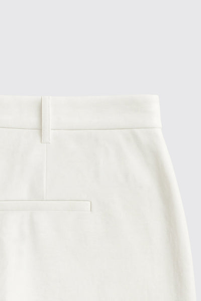 Pantalón de fit wide leg, doble pinza frontal, bolsillos delanteros, vivo decorativo posterior, cintura alta con pretina, trabillas y jareta frontal ajustable. Detalle de raya frontal, posterior, cierre con broche y cremallera ocultos.