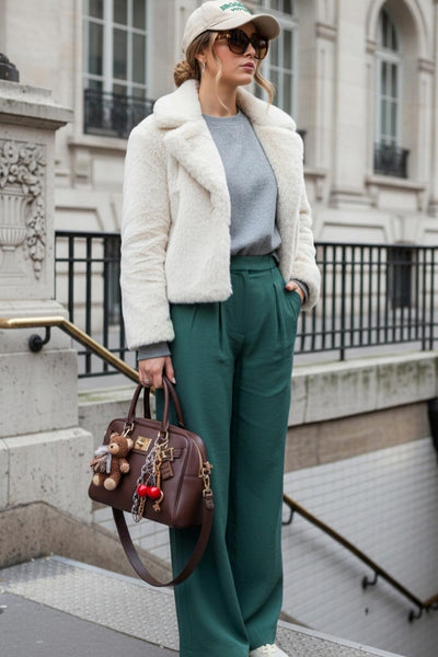 Pantalón fluido de fit wide leg, cintura alta con pretina, trabillas, pinzas frontales y bolsillos delanteros. Cierre frontal con cremallera oculta y detalle de botón lateral en pretina.