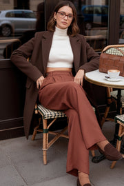 Pantalón fluido de fit wide leg, cintura alta con pretina, trabillas, pinzas frontales y bolsillos delanteros. Cierre frontal con cremallera oculta y detalle de botón lateral en pretina.