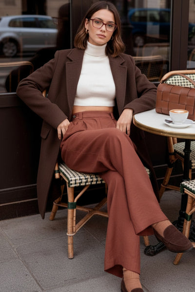 Pantalón fluido de fit wide leg, cintura alta con pretina, trabillas, pinzas frontales y bolsillos delanteros. Cierre frontal con cremallera oculta y detalle de botón lateral en pretina.