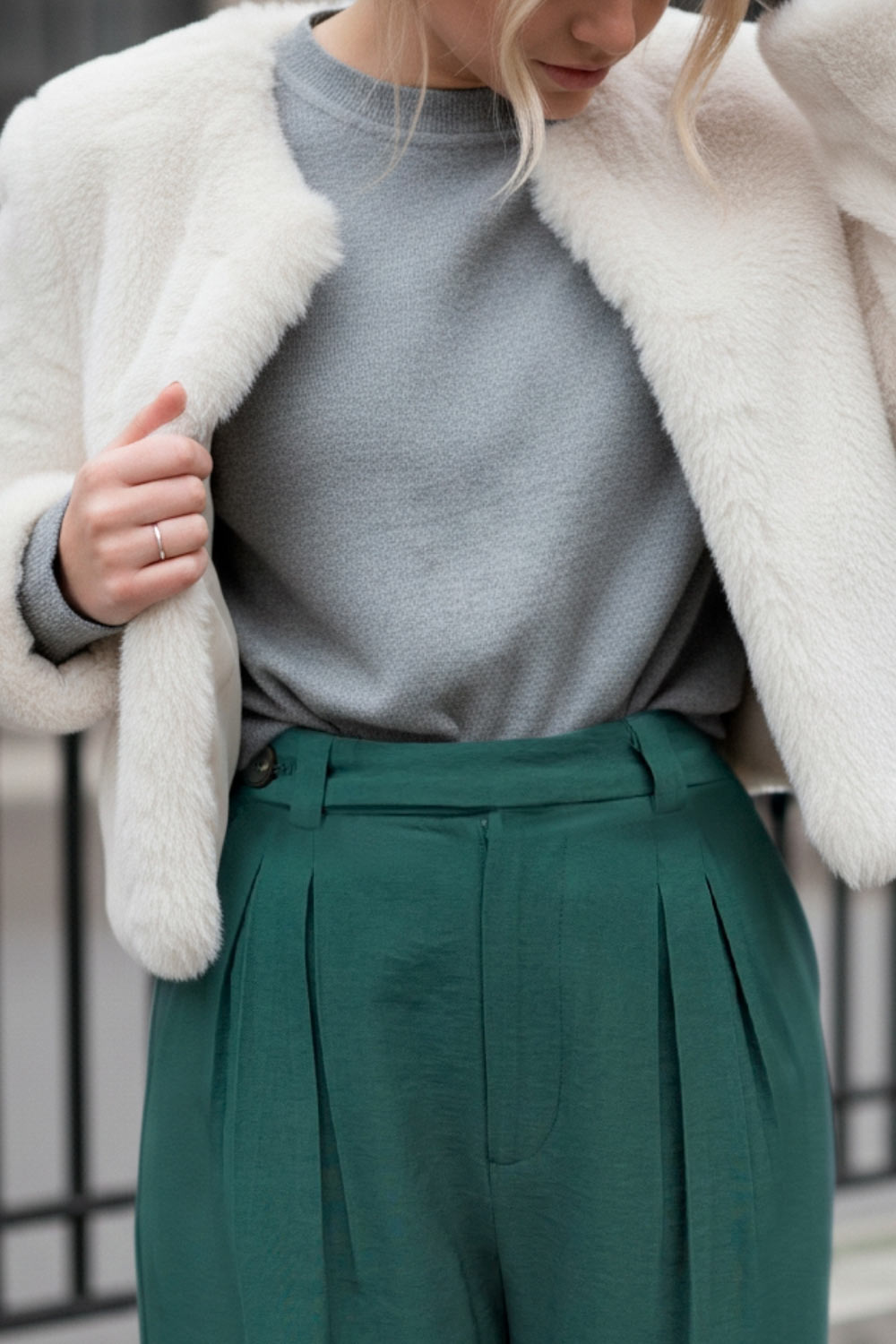 Pantalón fluido de fit wide leg, cintura alta con pretina, trabillas, pinzas frontales y bolsillos delanteros. Cierre frontal con cremallera oculta y detalle de botón lateral en pretina.