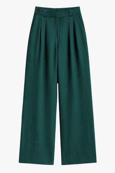 Pantalón fluido de fit wide leg, cintura alta con pretina, trabillas, pinzas frontales y bolsillos delanteros. Cierre frontal con cremallera oculta y detalle de botón lateral en pretina.