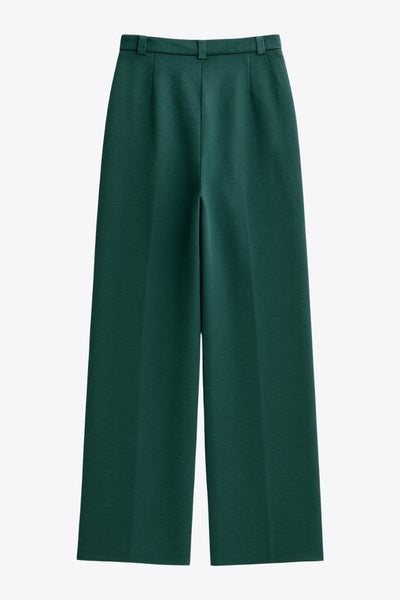 Pantalón fluido de fit wide leg, cintura alta con pretina, trabillas, pinzas frontales y bolsillos delanteros. Cierre frontal con cremallera oculta y detalle de botón lateral en pretina.